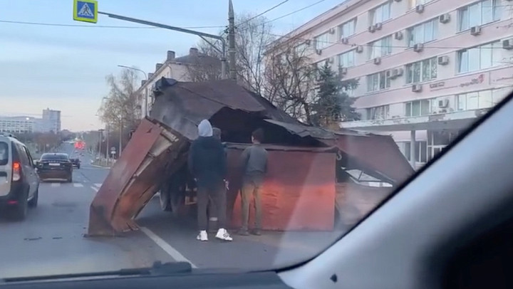 Суровые грузоперевозки по-владимирски, или Как на проезжей части Октябрьского проспекта появился гараж